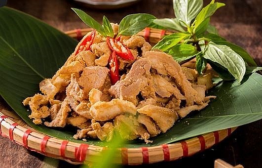 Đặc sản thịt chua được chế biến từ những nguyên liệu dân giã. 