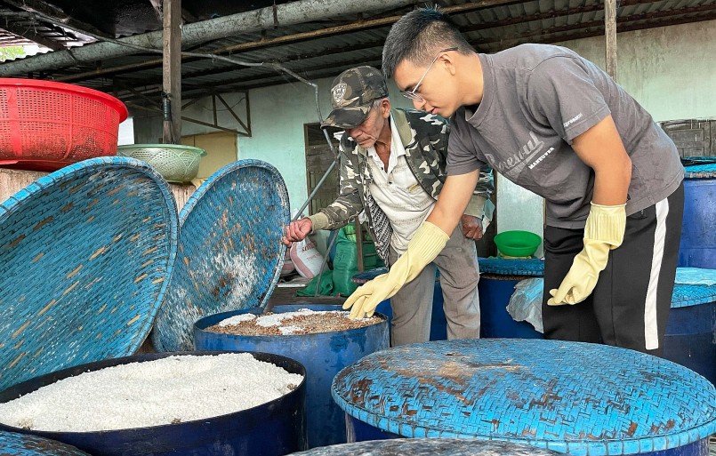 Ông Nguyễn Hữu Cường cùng con trai kiểm tra các công đoạn làm tương đen.