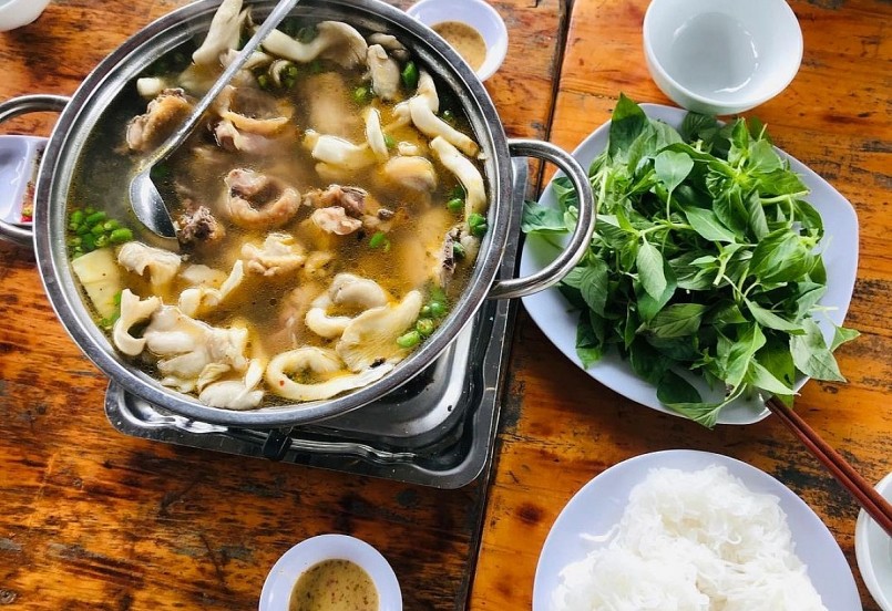 Lẩu gà lá é là một trong các món ăn ngon được yêu thích. 