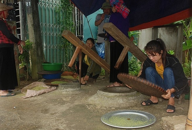 Giã cốm đòi hỏi sự tỉ mỉ nhất. Ảnh: Nguyễn Tuấn Anh.