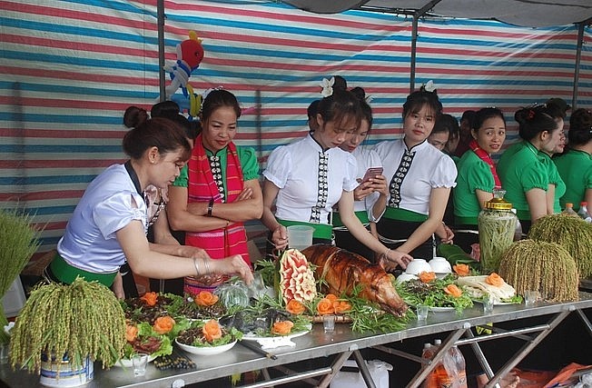 Mâm cỗ để tri ân trời đất và tổ tiên đã cho người dân Tú Lệ một giống nếp ngon. Ảnh: Nguyễn Tuấn Anh.