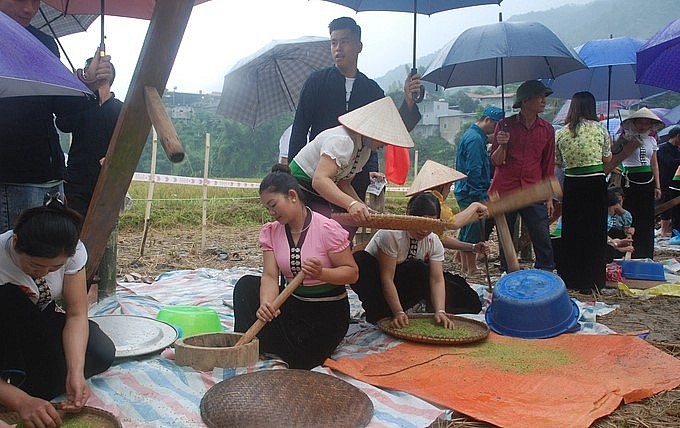 Sàng, sảy cốm thể hiện sự khéo léo của người phụ nữ Thái. Ảnh: Nguyễn Tuấn Anh.