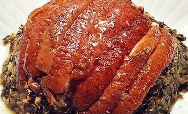 Khâu nhục được làm từ thịt ba chỉ châm bì, sau đó rán giòn rồi ướp gia vị và hấp chín mềm.