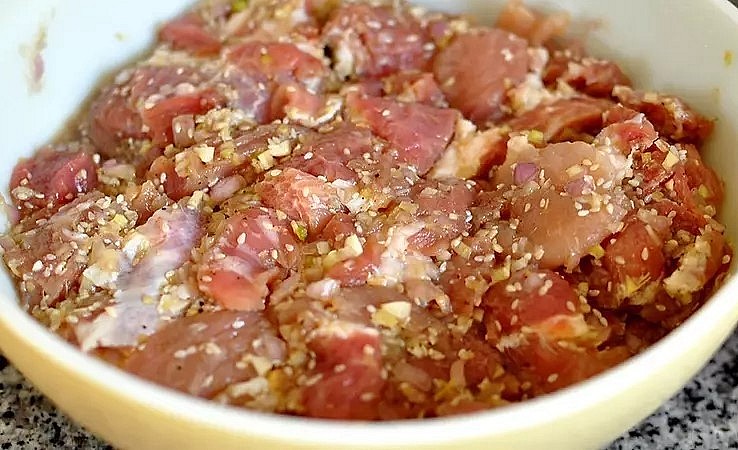 Nhiều người nêm gia vị vào thịt ngay từ khi bắt đầu nấu để tăng hương vị và giúp món ăn thêm đậm đà. Nhiều người nêm gia vị vào thịt ngay từ khi bắt đầu nấu để tăng hương vị và giúp món ăn thêm đậm đà.