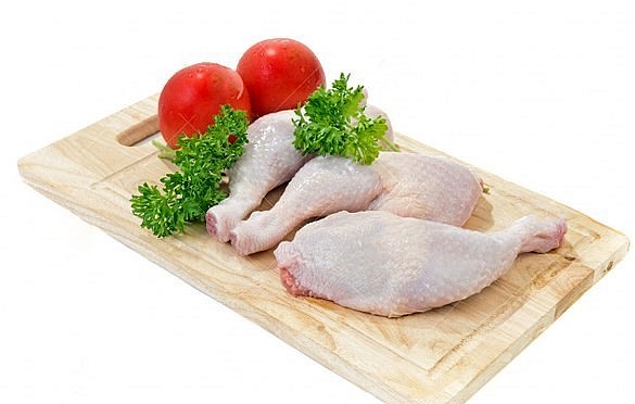 Dùng thớt riêng để chế biến thịt gà sống. Dùng thớt riêng để chế biến thịt gà sống.