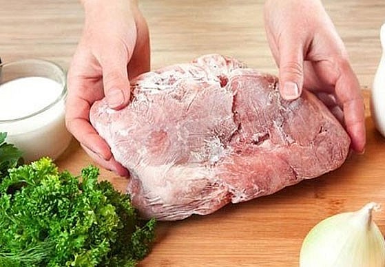 Rã đông không đúng cách khiến thịt biến chất và giảm đáng kể dinh dưỡng. Rã đông không đúng cách khiến thịt biến chất và giảm đáng kể dinh dưỡng.