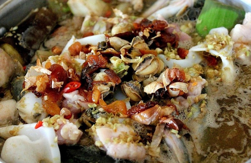 Thêm món ăn dân dã tại Sa Đéc nữa là mắm kho ăn kèm bông súng. 