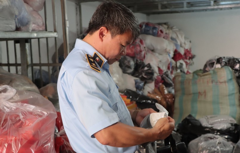 Chủ cơ sở thừa nhận, hàng hóa được bày bán chủ yếu nhập từ nguồn hàng thanh lý của chợ Ninh Hiệp (Hà Nội).