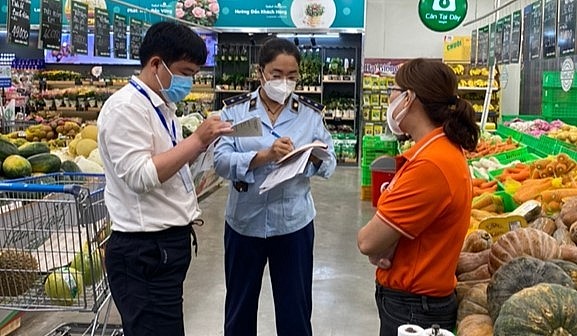 Lực lượng chức năng ở các địa phương đồng loạt ra quân xử phạt những tổ chức, cá nhân kinh doanh rau, củ, quả không rõ nguồn gốc. Lực lượng chức năng ở các địa phương đồng loạt ra quân xử phạt những tổ chức, cá nhân kinh doanh rau, củ, quả không rõ nguồn gốc.