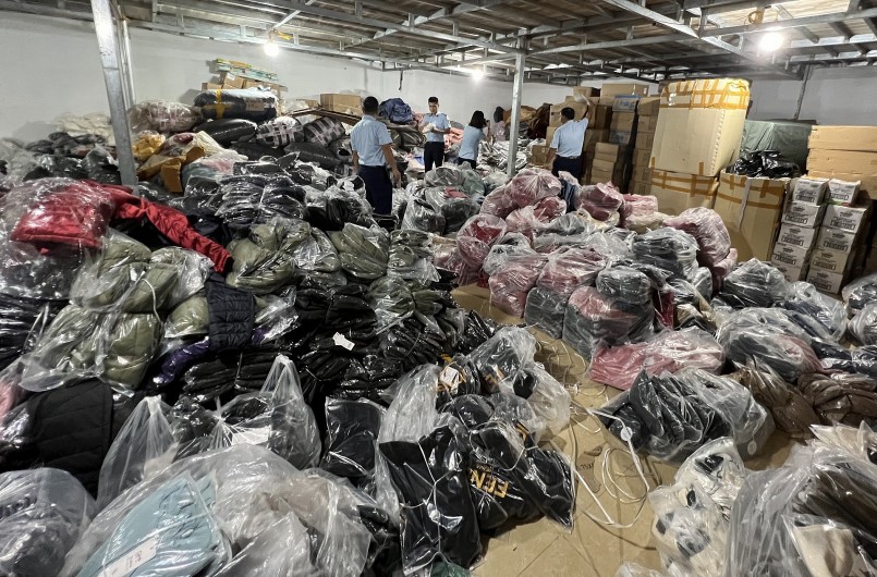 Các sản phẩm chủ yếu gồm: thời trang, may mặc, hóa mỹ phẩm, thực phẩm chức năng.