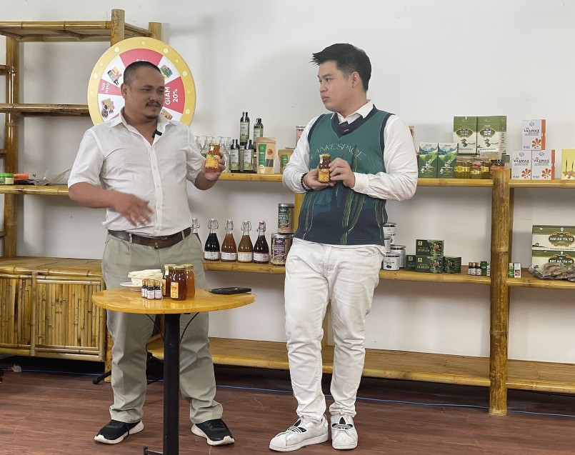 Hình ảnh tại Chương trình livestream bán sản phẩm OCOP và đặc sản vùng miền trên TikTok. Hình ảnh tại Chương trình livestream bán sản phẩm OCOP và đặc sản vùng miền trên TikTok.