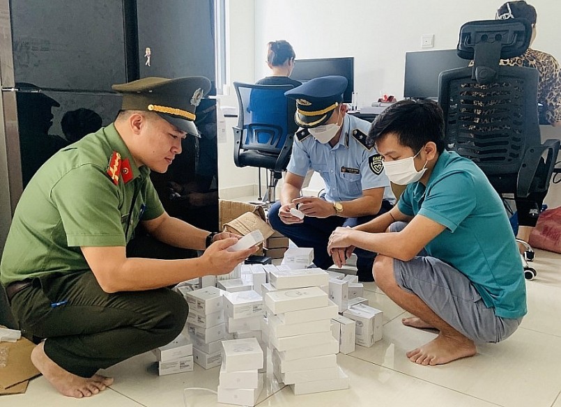 Đội QLTT số 11 phối hợp kiểm tra cơ sở kinh doanh linh kiện điện thoại di động phát hiện cơ sở này kinh doanh hàng hóa giả mạo nhãn hiệu.