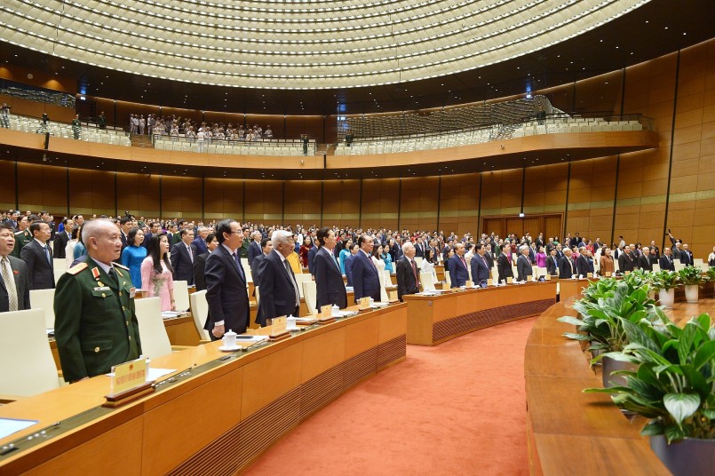 Các đại biểu thực hiện nghi Lễ chào cờ