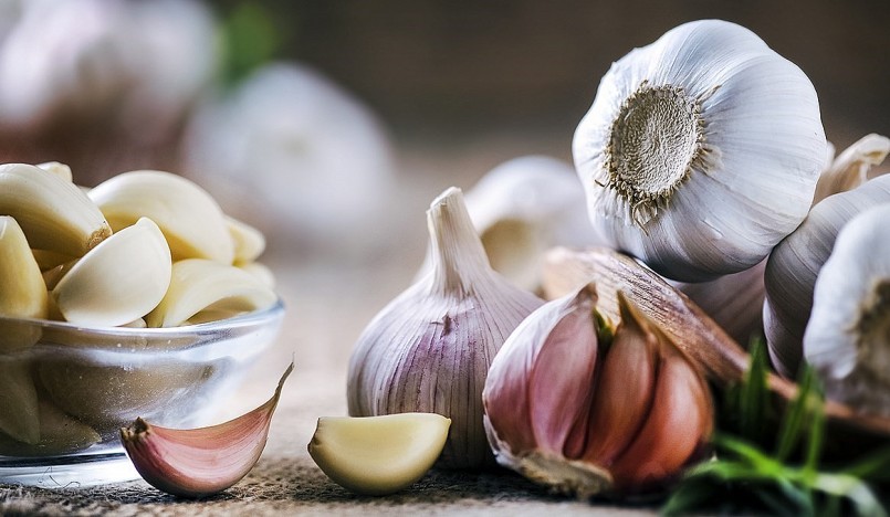 Từ lâu, tỏi đã được dùng để giúp giảm mức cholesterol cao và huyết áp cao. Từ lâu, tỏi đã được dùng để giúp giảm mức cholesterol cao và huyết áp cao.