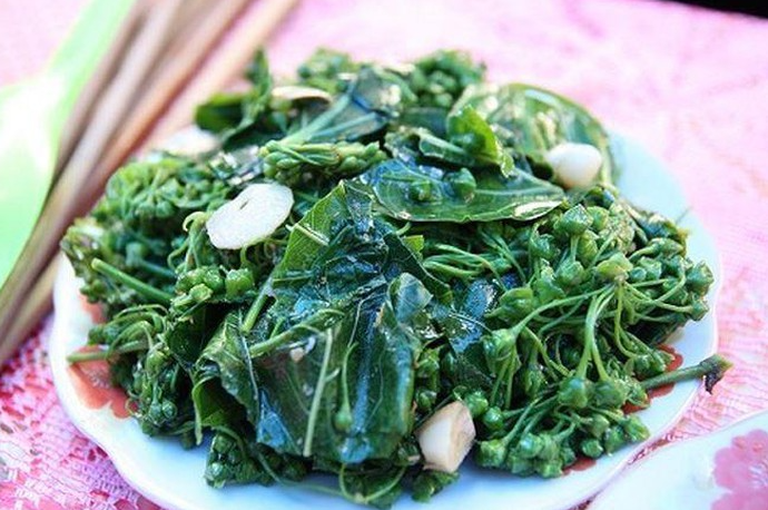 Ngỡ ngàng với loại lá kịch độc được chế biến thành đặc sản Tây Bắc