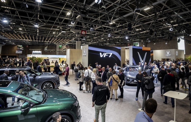 Khách tham quan triển lãm thường nán lại khu trưng bày VinFast.