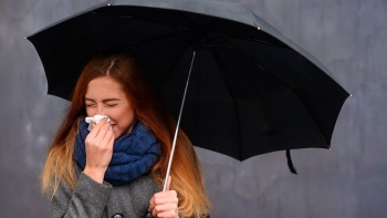 Bị ướt mưa, hãy làm ngay những việc sau để tránh rước bệnh vào người