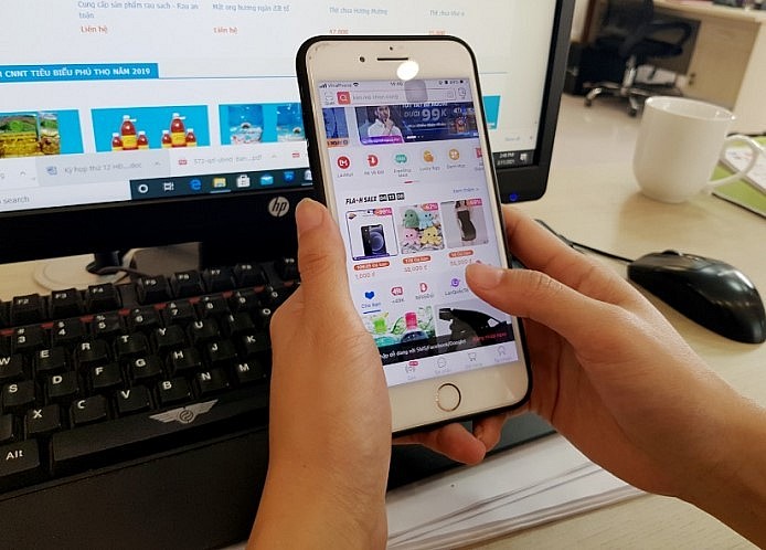 Phát triển thương mại điện tử được xem là xu thế tất yếu trong hoạt động kinh doanh, trao đổi hàng hóa. Phát triển thương mại điện tử được xem là xu thế tất yếu trong hoạt động kinh doanh, trao đổi hàng hóa.