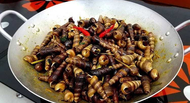 Thịt ốc đinh có màu đen, hương vị thơm ngon.