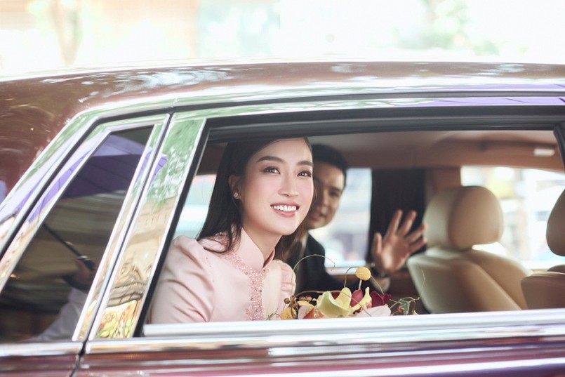 Sau khi hoàn tất nghi thức bái gia tiên, Mỹ Linh và ông xã gửi lời cảm ơn người thân đã đến chung vui. Người đẹp sau đó lên xe về nhà chồng. Tiệc cưới của họ diễn ra tại một nhà hàng sang trọng tại phố Chương Dương Độ, quận Hoàn Kiếm tối nay. Cô mời người thân, các đồng nghiệp chung công ty quản lý, bạn bè thân thiết đến dự.