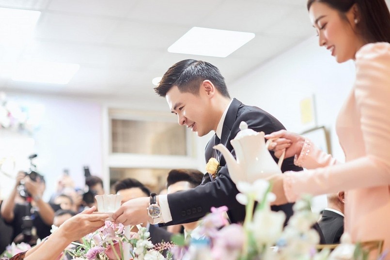 Sau khi làm lễ gia tiên, cô dâu chú rể mời trà quan khách