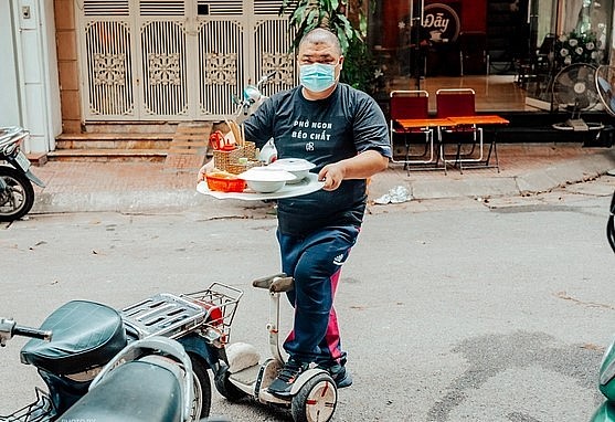 Đợt dịch vừa rồi nhu cầu của khách ăn tại nhà khá nhiều, nên chủ quán đã mang phở đến tận nhà cho khách.