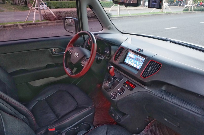 Vô-lăng trợ lực điện, có nút đa nhiệm chỉnh âm lượng...