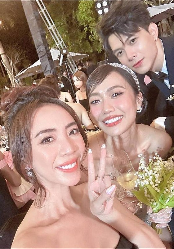 Nàng hậu sử dụng hoa cưới giống cặp Diệu Nhi - Anh Tú