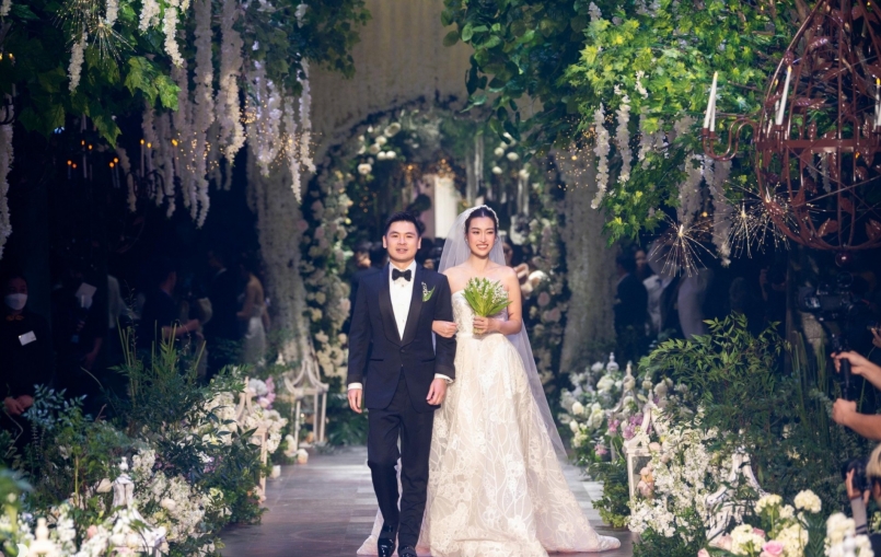 Đỗ Mỹ Linh quyết định kết hôn vì cảm nhận đây là lúc “đúng người, đúng thời điểm”. Sau 2 năm tìm hiểu, cả hai được gia đình ủng hộ, vun vén xây đắp hạnh phúc. Đỗ Mỹ Linh quyết định kết hôn vì cảm nhận đây là lúc “đúng người, đúng thời điểm”. Sau 2 năm tìm hiểu, cả hai được gia đình ủng hộ, vun vén xây đắp hạnh phúc.