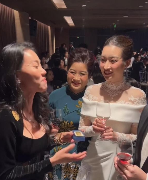 Quà cưới của bà Phạm Kim Dung dành cho Hoa hậu Đỗ Mỹ Linh đó là 1 cây vàng (gần 60 triệu đồng) Quà cưới của bà Phạm Kim Dung dành cho Hoa hậu Đỗ Mỹ Linh đó là 1 cây vàng (gần 60 triệu đồng)