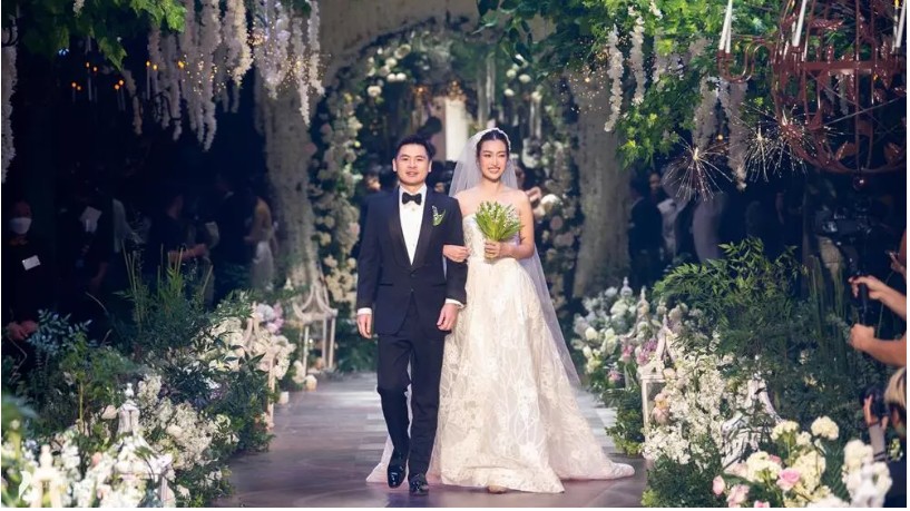 Đỗ Mỹ Linh đi ... giày bệt trong lễ cưới