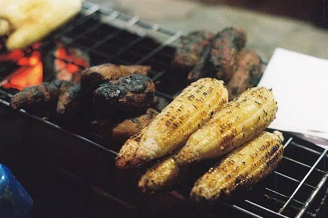 Thưởng thức món ngô nướng mang hương vị đồng quê.