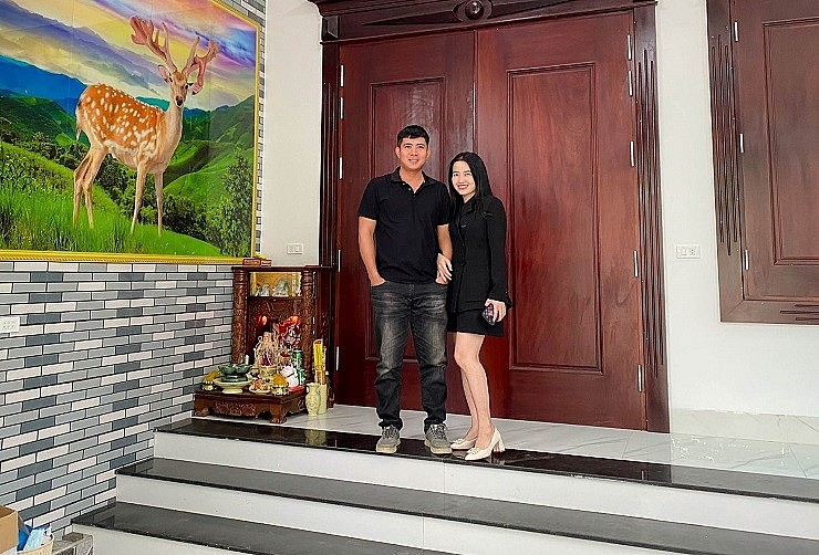 Vợ chồng anh Tiến bên căn nhà 3 tầng khang trang mới hoàn thiện