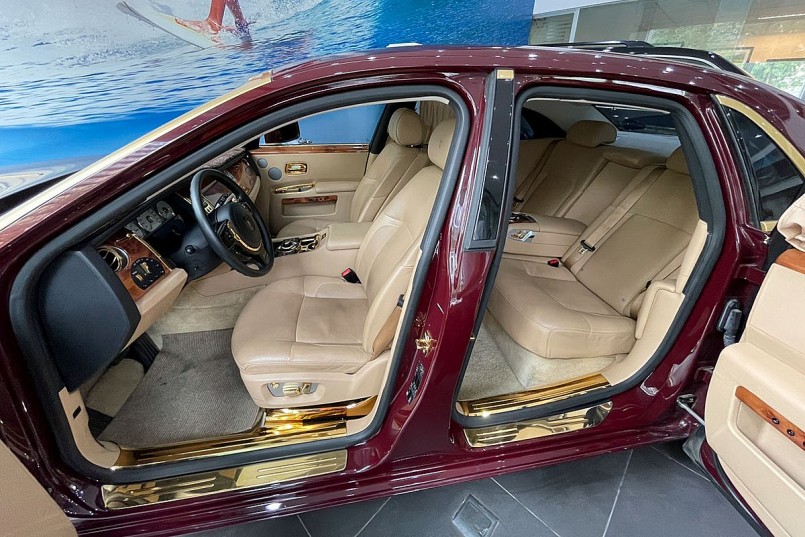 Chiếc xe Rolls-Royce Ghost mạ vàng đang được lưu giữ ở cửa hàng bán xe tư nhân Sơn Tùng Auto (Hà Nội) Chiếc xe Rolls-Royce Ghost mạ vàng đang được lưu giữ ở cửa hàng bán xe tư nhân Sơn Tùng Auto (Hà Nội)