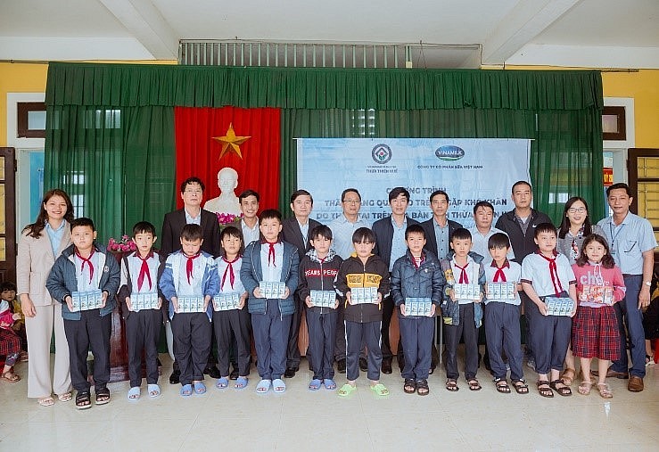  Đại diện Vinamilk trao các phần quà dinh dưỡng, san sẻ với khó khăn của người dân vùng lũ tại Thừa Thiên Huế