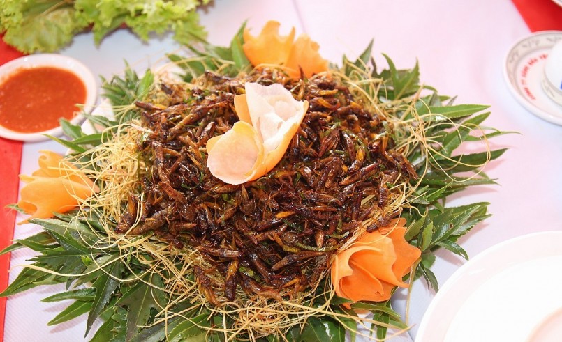 Muồm muỗm rang vàng sậm được bày gọn gàng trên đĩa.