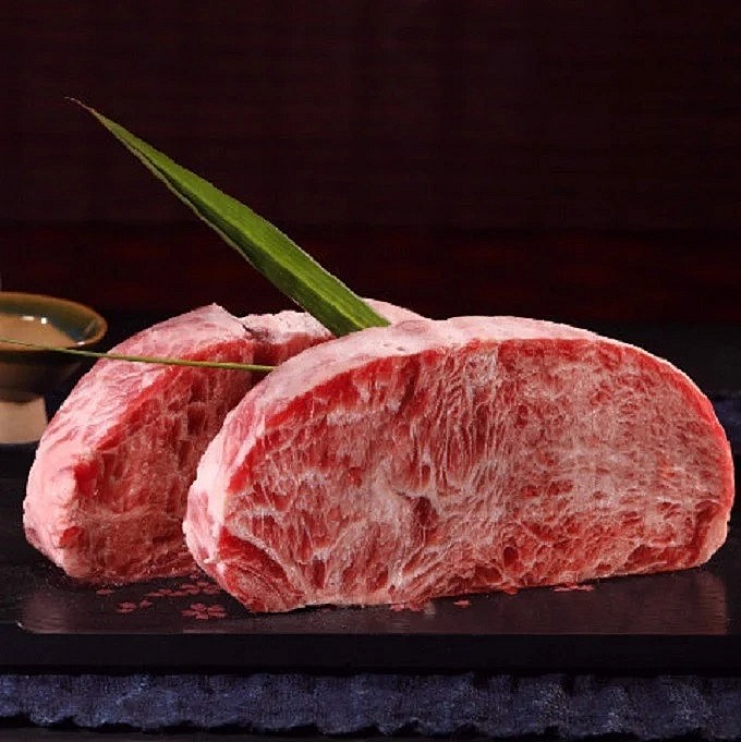 Thăn bò Fuji đắt đỏ hơn 500.000 đồng/kg cũng góp mặt trong thực đơn tiệc cưới của Đỗ Mỹ Linh - Đỗ Vinh Quang