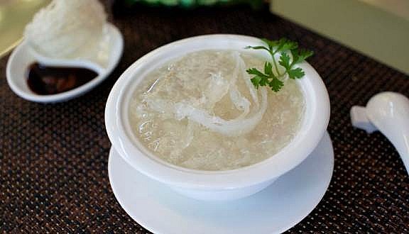 Theo đó, khai vị gồm súp tổ yến và thịt cua bể. Súp tổ yến là cao lương mỹ vị tại châu Á có giá hàng triệu đồng một bát do nguồn cung trong tự nhiên không đủ cầu