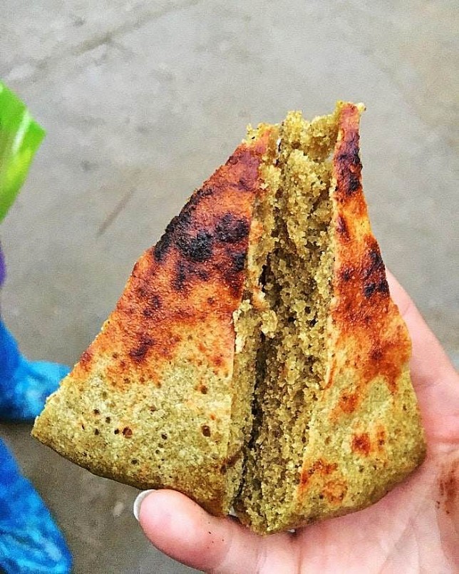 Khi thưởng thức chiếc bánh này, bạn xé nhỏ bánh ra sẽ thấy rõ vị hăng đặc trưng của tam giác mạch lẫn trong vị bùi béo, mềm xốp.