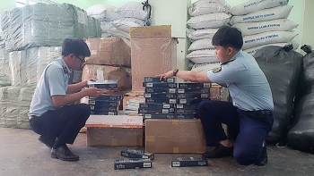 Phú Yên: Tạm giữ số lượng lớn quần áo và thuốc lá điếu không rõ nguồn gốc
