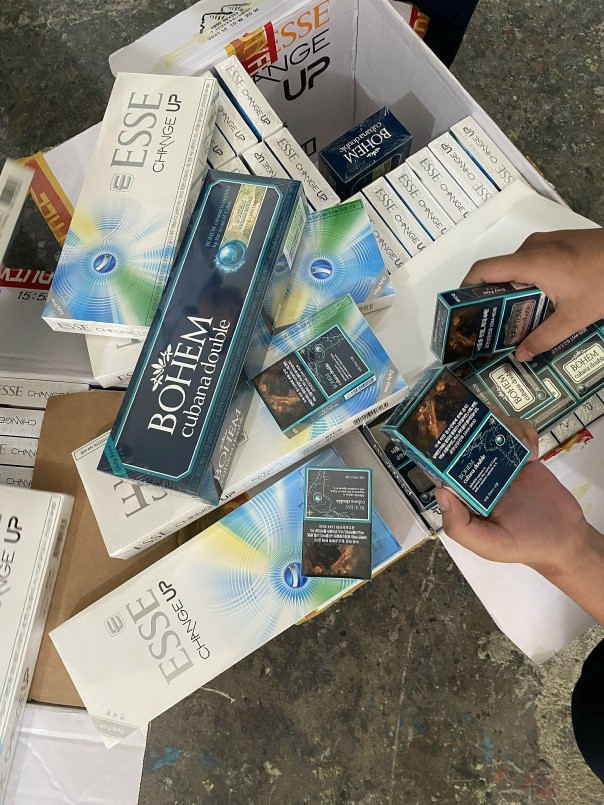 Phú Yên: Tạm giữ số lượng lớn quần áo và thuốc lá điếu theo đường nhập lậu