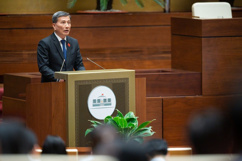 Chủ nhiệm Ủy ban Khoa học, Công nghệ và Môi trường của Quốc hội Lê Quang Huy trình bày Báo cáo thẩm tra dự án Luật Bảo vệ quyền lợi người tiêu dùng (sửa đổi)