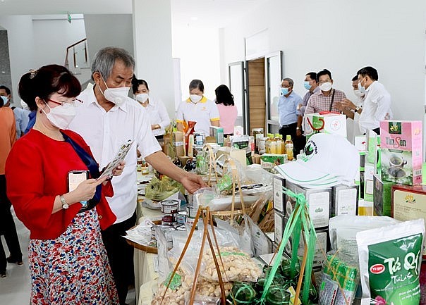 UBND tỉnh Đồng Tháp hỗ trợ 100% sản phẩm OCOP được đưa lên ít nhất tại một sàn giao dịch thương mại điện tử trong nước. UBND tỉnh Đồng Tháp hỗ trợ 100% sản phẩm OCOP được đưa lên ít nhất tại một sàn giao dịch thương mại điện tử trong nước.