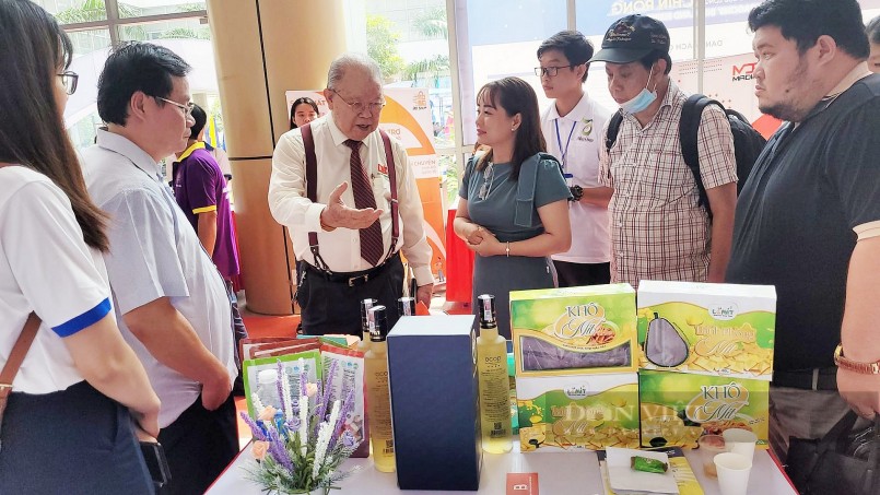 Chị Cao Thị Cẩm Nhung vừa kinh doanh, vừa thăm dò ý kiến khách hàng, vừa cải tiến công nghệ, kỹ thuật để nâng cao dần thời gian bảo quản của các sản phẩm. Ảnh: Huỳnh Xây