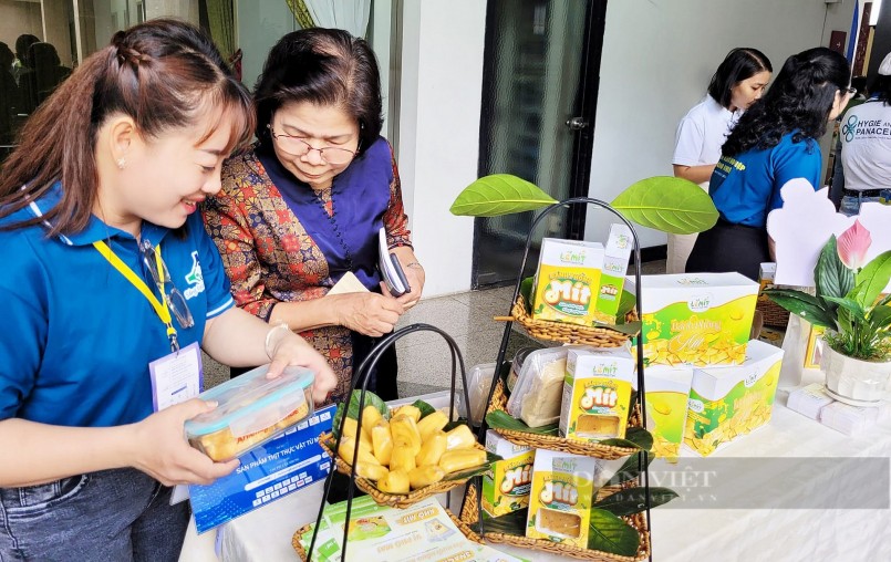 Chị Cao Thị Cẩm Nhung (bên trái) giới thiệu về các món ăn chế biến từ trái mít Thái. Ảnh: Huỳnh Xây