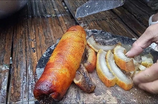 Ngoài da trâu thối, đồng bào vùng cao Tây Bắc cũng nổi tiếng với món da trâu gác bếp.