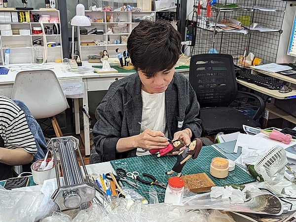 Anh Hồng Đức làm tượng chibi truyền thần từ đất sét Việt