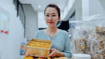 Bỏ việc văn phòng, ở nhà chăm con, làm bánh, tháng kiếm 15 triệu