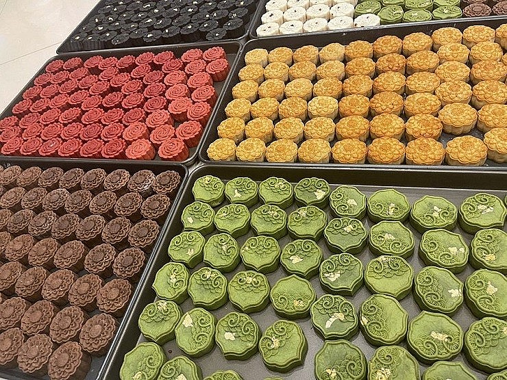 Tiếp đó là các loại bánh Tết, bánh Trung Thu được nhiều người yêu thích Tiếp đó là các loại bánh Tết, bánh Trung Thu được nhiều người yêu thích