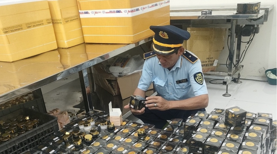 Lực lượng chức năng kiểm đếm hàng hóa vi phạm